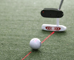 Laserpekare Putter på en green med en golfboll