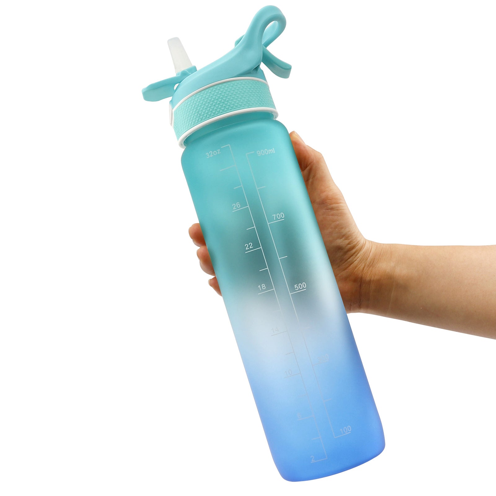 Hand håller i en grön och blå Vattenflaska med sprej 1000 ml