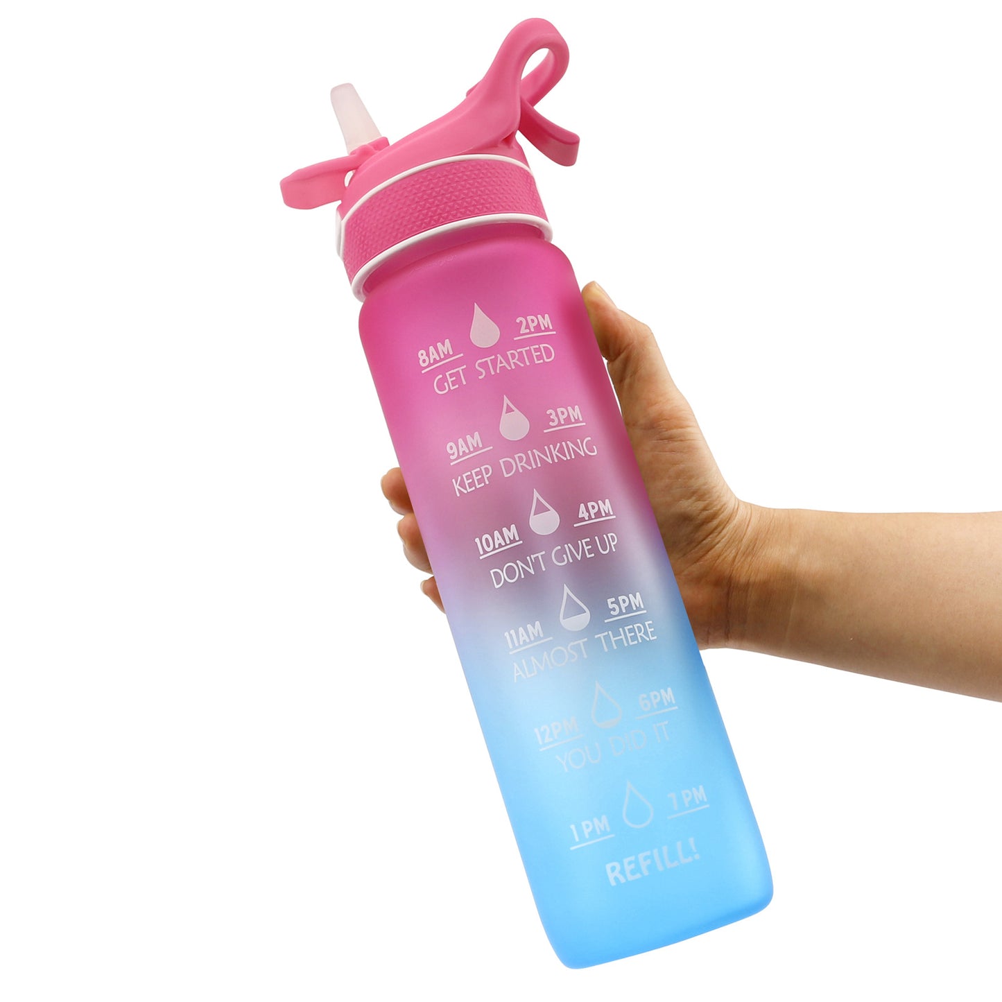 Hand håller i en rosa och blå Vattenflaska med sprej 1000 ml