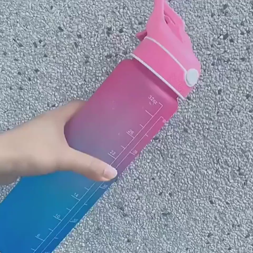 Visar hur en rosa och blå Vattenflaska med sprej 1000 ml fungerar