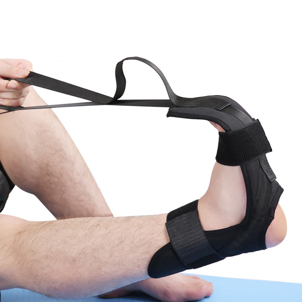 Man använder ett svart Ligament sträckband för benet